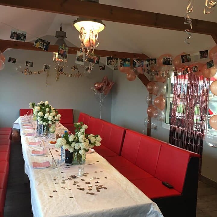 Imprezowa chata od środka - stoły przygotowane i nakryte dla gości.