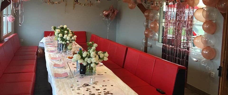 Imprezowa chata od środka - stoły przygotowane i nakryte dla gości.