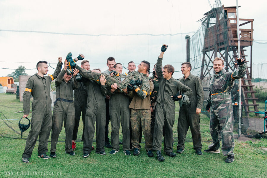 Grupa z wieczoru kawalerskiego po grze