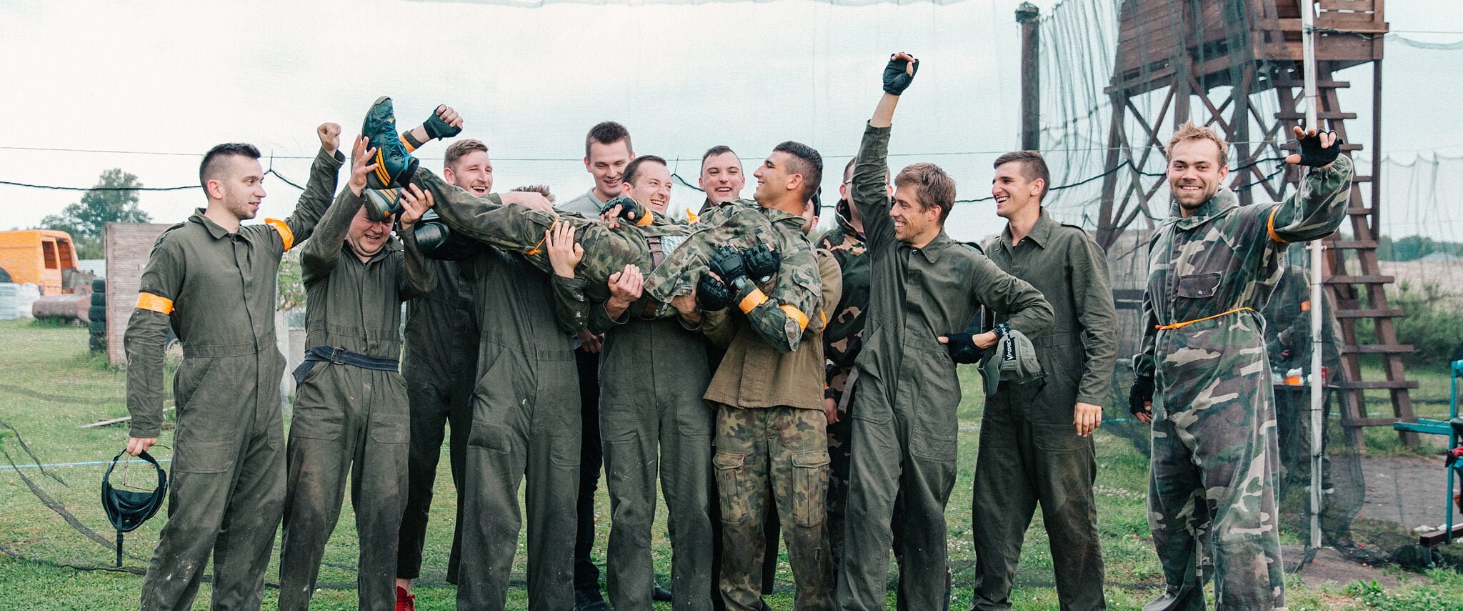 Grupa z wieczoru kawalerskiego po grze