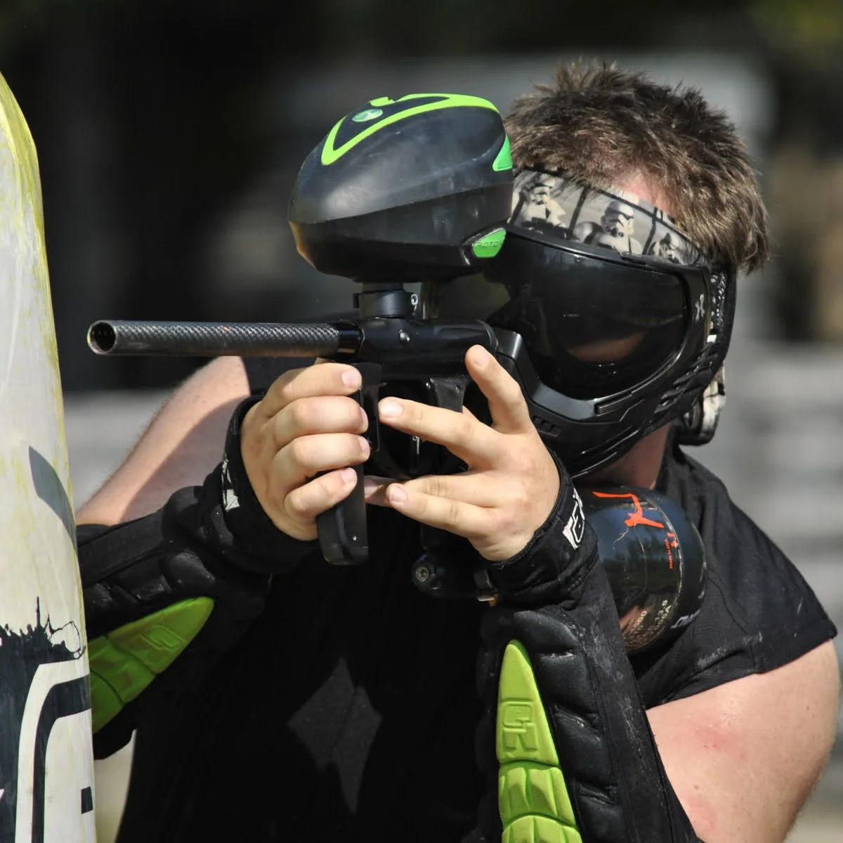 Geacz paintballowy za przeszkodą