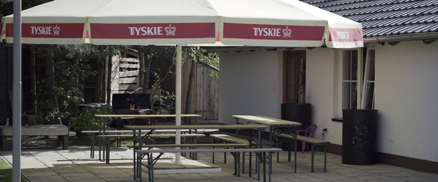 Strefa relaksu przy imprezowej chacie - Paintball Opole.