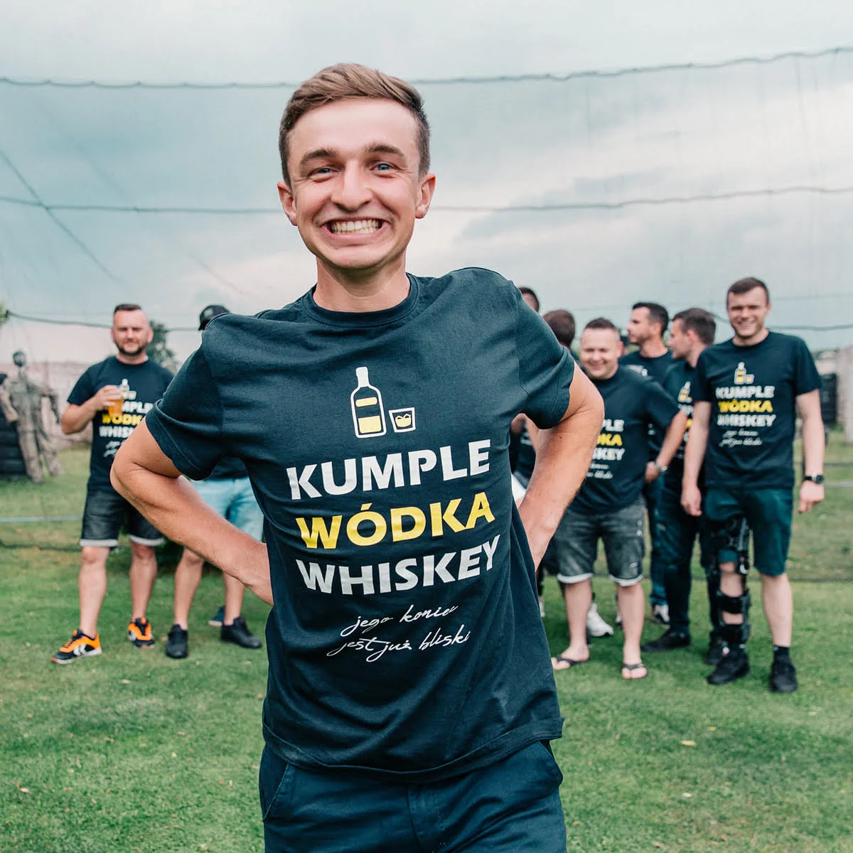 Zadowolony Gracz z koszulką z wieczoru kawalerskiego