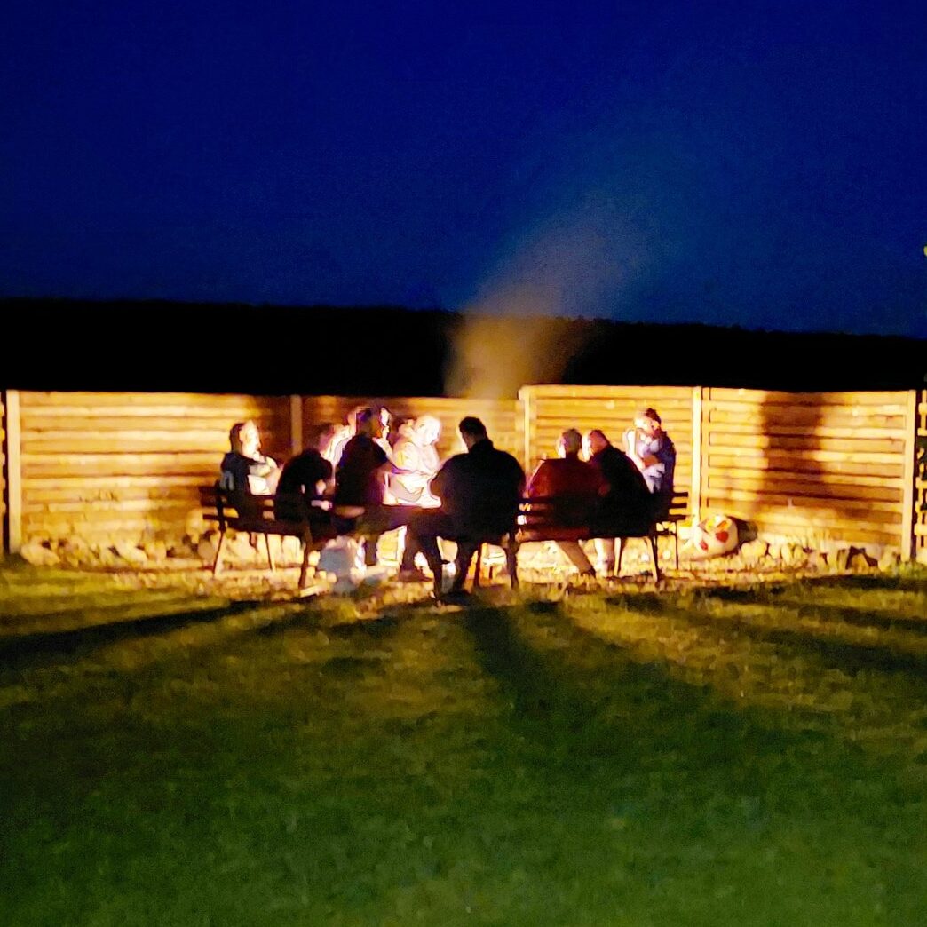 Ognisko na Arena Paintball Opole o zmroku.