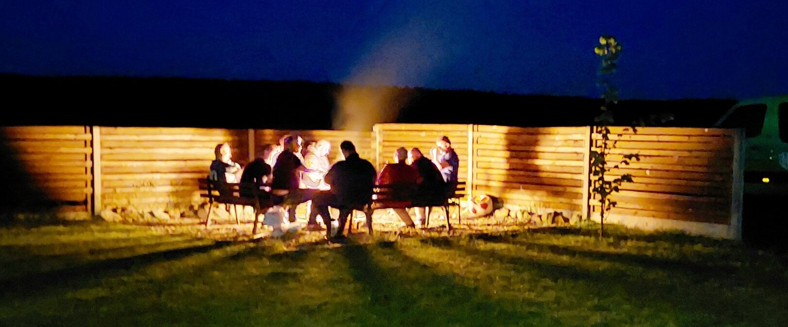 Ognisko na Arena Paintball Opole o zmroku.