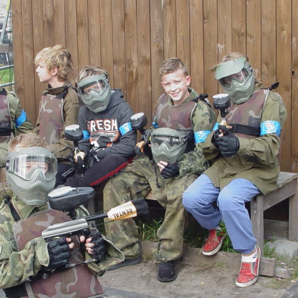 Dzieci w przerwie pomiędzy grami paintballowymi